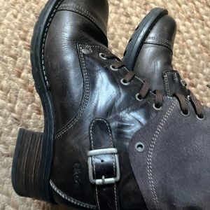 Womens 38 Taos boots